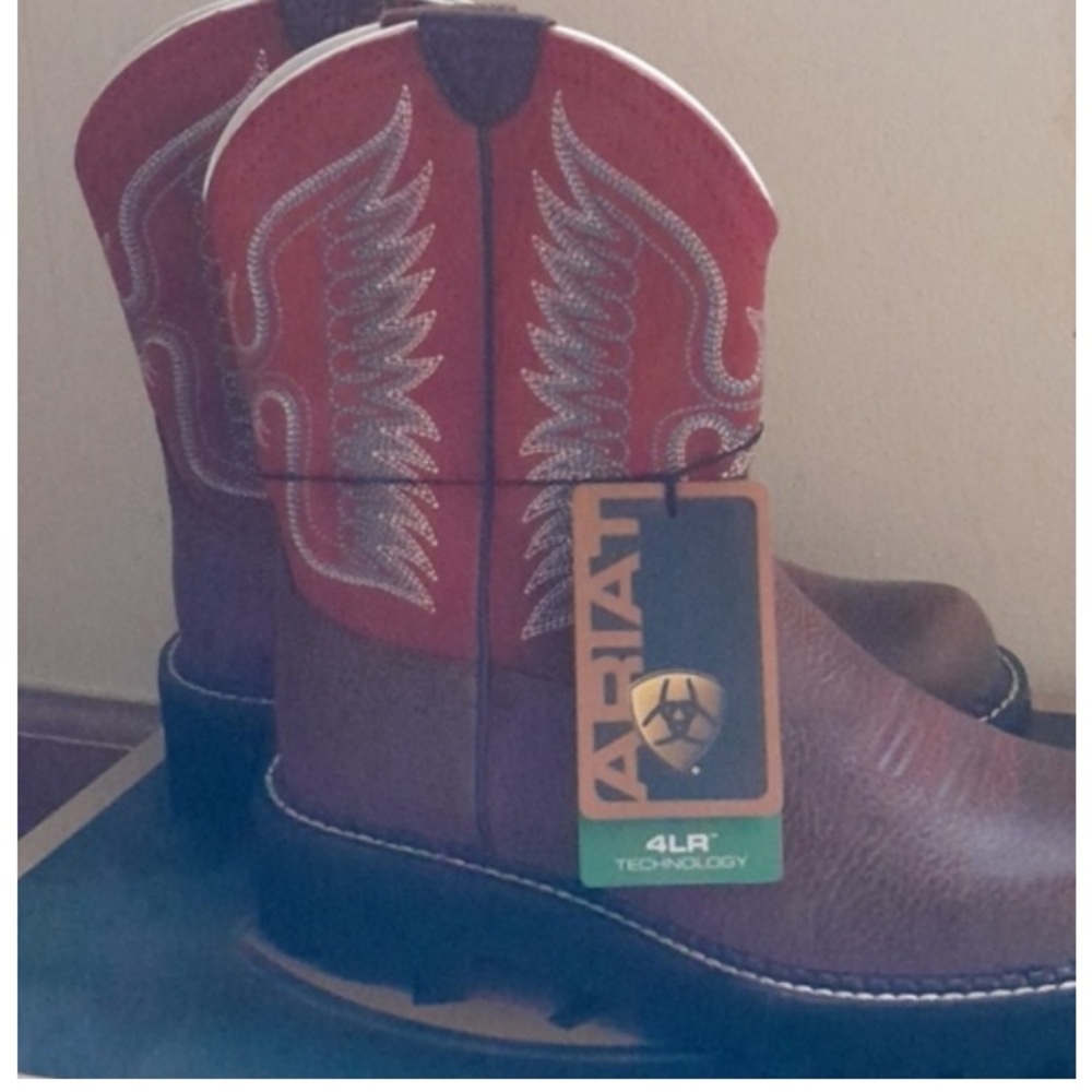 Ariat new in box 6 1/2